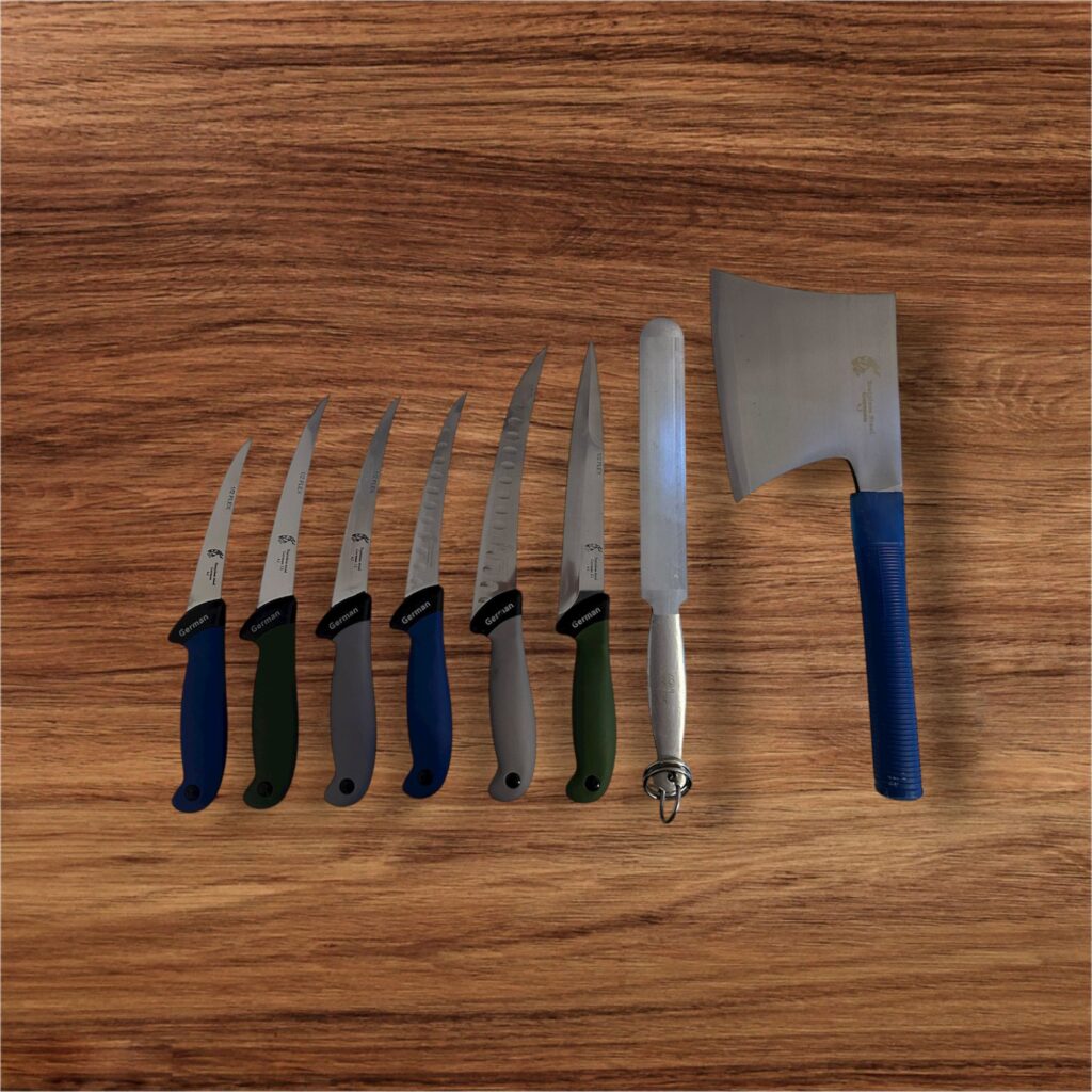 Set cutite macelarie profesionale cu maner siliconat, 8 piese + CADOU APARAT DE ASCUTIT